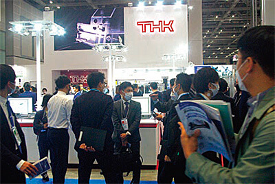 JIMTOF会場では、製造業の生産性を向上させる様々な新製品が出品されたTHKのブースに多くの来場者が訪れた
